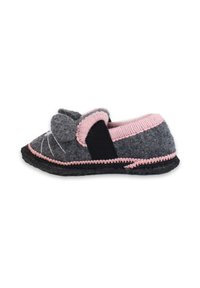 Zapatilla gris de felpa con ribete rosa y lazo. Presenta un diseño de cara de gato y una banda elástica negra para un ajuste seguro. Suela plana negra.
