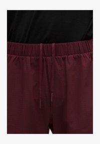 Neizbrano, burgundy bay