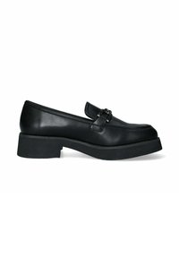 Mocassino in pelle nera con suola nera spessa, caratterizzato da un dettaglio decorativo a fibbia sul fronte e una finitura liscia e lucida.