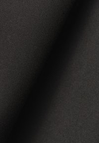 Juodas audinys, turintis lygų paviršių su šiek tiek blizgesio, pasižymintis plokščiu audimu ir be matomų raštų ar puošmenų.