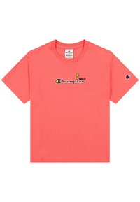 Korálová bavlněná tričko s krátkým rukávem. Na přední straně se nachází černožluté logo "Champion" s úsměvem a malé logo na pravém rukávu.