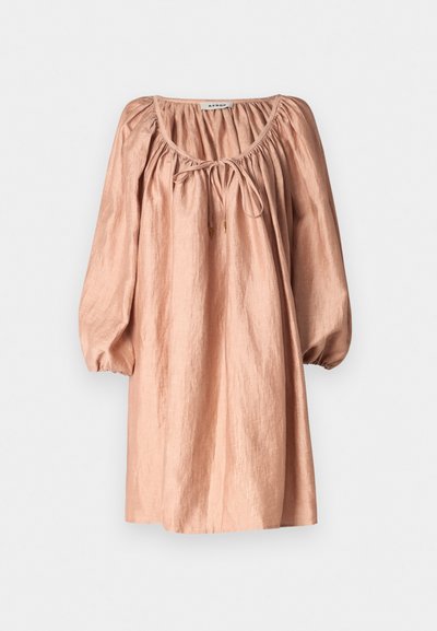 Φωτεινό ροζ λινό φόρεμα με στρογγυλή λαιμόκοψη, συγκεντρωμένα μανίκια και ζώνη με κορδόνι στη μέση. Λειαντική υφή, μίνιμαλ μήκος μέχρι το γόνατο και άνετη εφαρμογή.