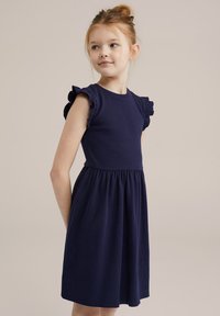 Rochie bleumarin din țesătură în dungi, cu mâneci bufante și un corset ajustat, având o fustă plisată.