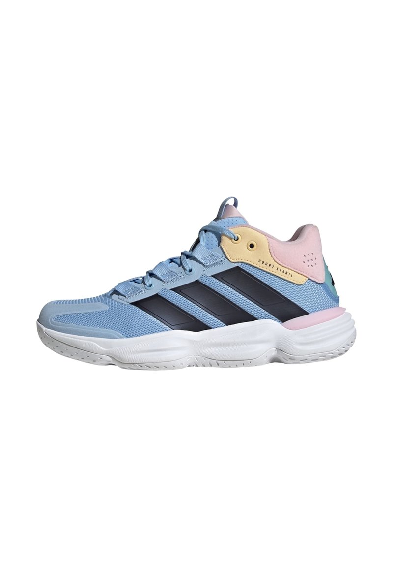 Scarpa da ginnastica blu con strisce nere, dettagli in rosa e giallo, tomaia in rete, colletto imbottito e suola in gomma bianca progettata per il supporto.