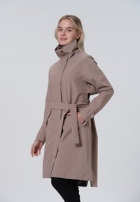 Lichtbeige trenchcoat met een hoge kraag, een ceintuur in de taille, zijzakken en knoopmanchetten in een gladde, waterdichte stof.