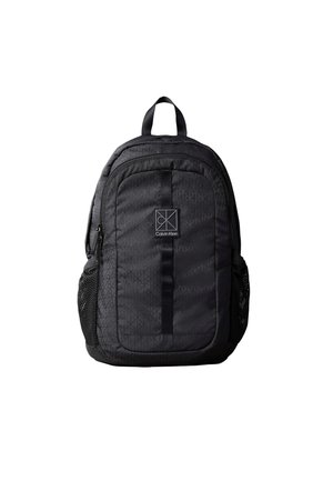 Sac à dos noir Calvin Klein avec poche zippée frontale, poches latérales en mesh et logo centré sur le panneau avant.
