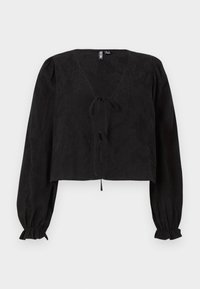 Blouse noire courte avec manches longues bouffantes. Présente un col en V profond et une fermeture à nouer à l'avant. Tissu texturé avec des motifs subtils.