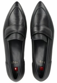 Czarne skórzane baleriny z ostrym noskiem, z szerokim, przeszytym paskiem na przodzie i czerwonym akcentem na pięcie. Gładka faktura.