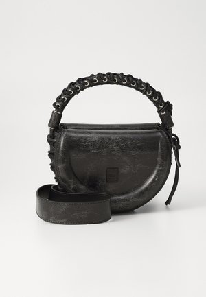 Sac à main en cuir noir semi-circulaire avec poignée tressée et bandoulière détachable sur fond blanc uni.