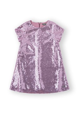 Vestido de manga corta en púrpura claro con una superposición de lentejuelas, escote redondo y cierre de cremallera en la parte posterior. Silueta acampanada tipo A.