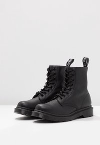 Dr. Martens Snörstövletter - black