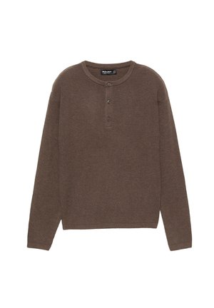 Maglietta a maniche lunghe a coste marrone con scollatura rotonda e patta a tre bottoni. Presenta una linea dritta e una texture morbida.