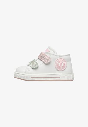 Zapatilla alta blanca con dos tiras de Velcro en brillo pastel: una rosa claro y otra verde menta. Presenta un parche de logo rosa en el lateral.