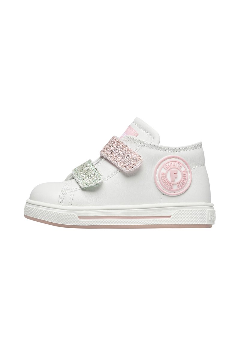 Weiße High-Top-Sneaker mit zwei Klettverschlüssen in pastellfarbenem Glitzer: einer in Hellrosa, einer in Mintgrün. Mit einem pinken Logo-Patch an der Seite.