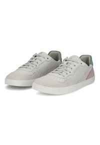 Sneakers in pelle grigia chiara con un accento in suede rosa e verde. Comprendono una punta testurizzata, dettagli perforati e suola in gomma bianca.