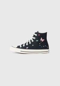 Hochschuh-Sneaker aus dunkelblauem Canvas mit weißen Gummisohlen. Merkmale sind farbenfrohe gestickte Schmetterlinge und Sterne. Klassisches Schnürdesign.