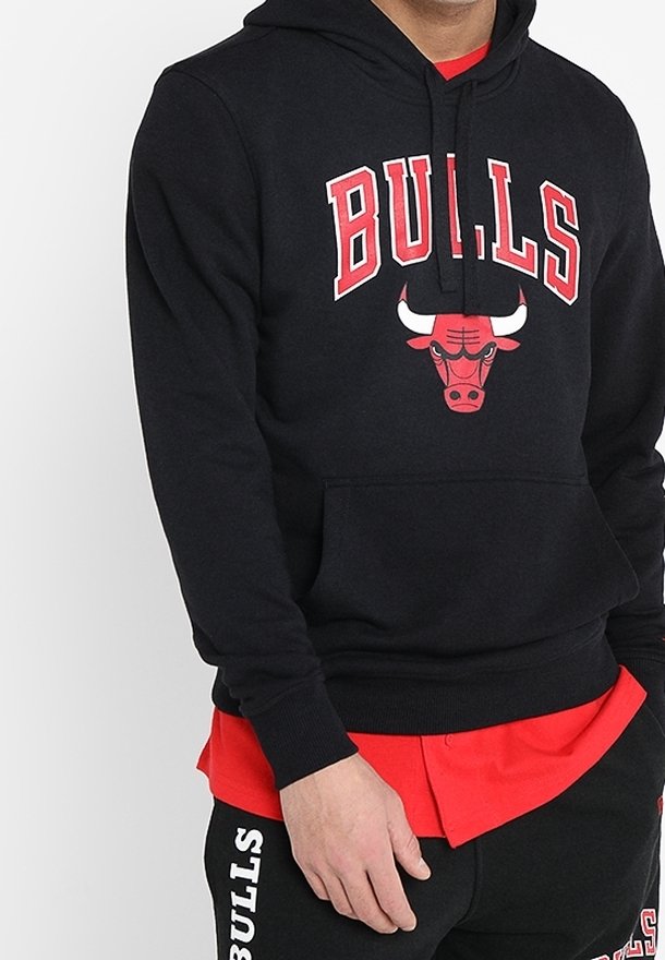 Černá mikina s kapucí se červeným potiskem "BULLS" a logem býka na hrudi. Vyrobena z měkké tkaniny, s klokankovou kapsou a žebrovanými manžetami.