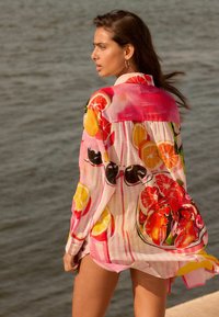 Kleurvol, loszittend shirt met een roze basis en levendige fruit- en kreeftenprints. Lichtgewicht stof, met knoopsluiting bij de kraag en lange mouwen.