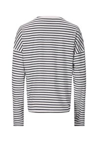 Langarmshirt met een ronde hals, voorzien van horizontale marineblauwe strepen op een witte achtergrond. Zachte stof met een losse pasvorm.