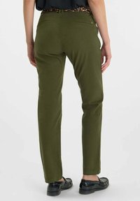 Olijfgroene broek gemaakt van gemêleerd stof, met een slim fit, standaard zakken en een effen achterkant zonder zichtbare branding.