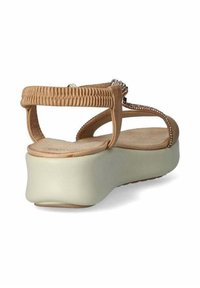 Sandali con zeppa color nocciola caratterizzati da un design con cinturini intrecciati, decorazioni in rilievo e una suola piatta di colore chiaro per un'altezza e un comfort extra.