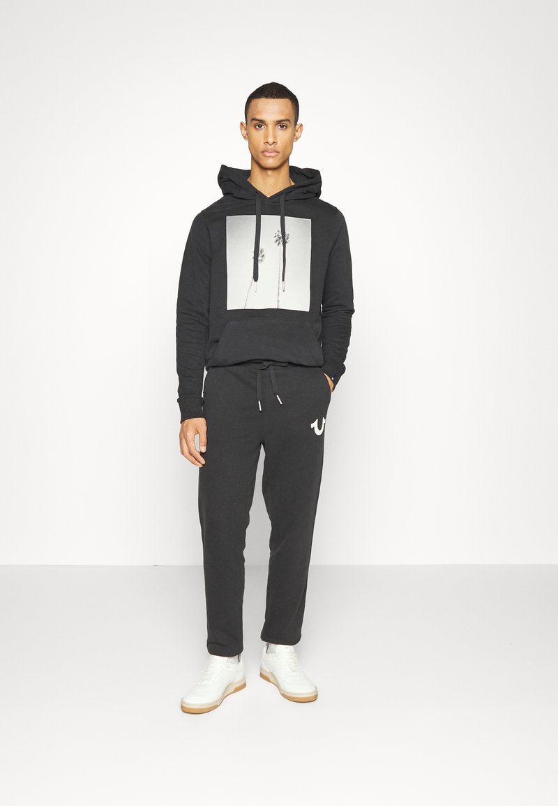 Herren Trainingsanzüge | True Religion RELAXPANTS WITH HORSESHOE Jogginghose black/schwarz - WC84100 Herren Trainingsanzüge | True Religion RELAXPANTS WITH HORSESHOE Jogginghose black/schwarz - WC84100