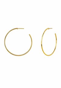 Pendientes de aro dorados con un diseño circular y liso. Tienen un perfil delgado y un acabado pulido que refleja la luz. Incluye dos tamaños.