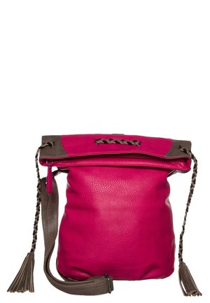 Sac à épaule en cuir rose avec des anses tressées marron foncé et des pompons, avec un rabat supérieur à fermeture éclair.