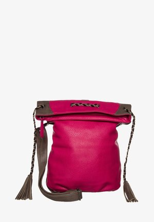 Sac à épaule en cuir rose avec des anses tressées marron foncé et des pompons, avec un rabat supérieur à fermeture éclair.