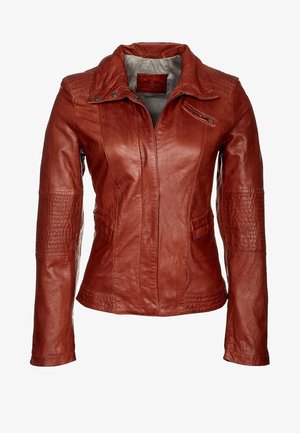 Rode leren jas met een gestructureerd ontwerp, voorzien van ritszakken, gestikte details op de schouders en mouwen, en een gladde afwerking.