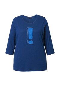 Laivastonsininen puuvillainen t-paita, jossa on kolme neljäsosaa hihaa, teksturoitu vaaleansininen huutomerkki ja pyöreä pääntie.