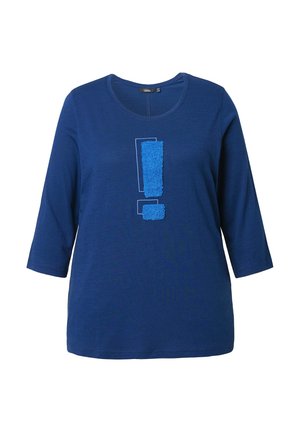 Marinblå bomulls-T-shirt med trekvartsärmar, med en texturerad ljusblå utropstecken-design och rund halsringning.