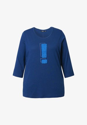 Camiseta de algodón azul marino con mangas tres cuartos, que presenta un diseño texturizado de una exclamación en azul claro y un escote redondo.