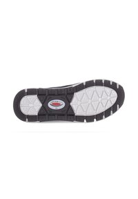 Zwarte sneakerzool met een textuur; heeft een wit rubberen patroon met driehoekige vormen en een gelabeld logo in het midden.