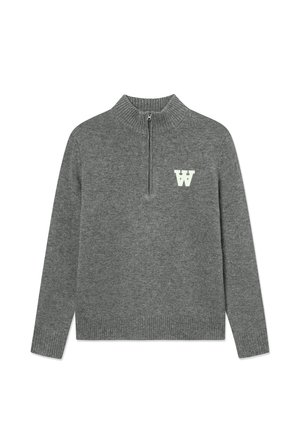 Grijze gebreide pullover met hoge kraag en een kwart-rits sluiting, voorzien van een wit "W" logo op de linkerborst en geribde manchetten.