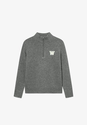 Grijze gebreide pullover met hoge kraag en een kwart-rits sluiting, voorzien van een wit "W" logo op de linkerborst en geribde manchetten.
