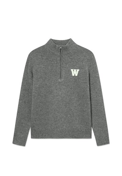 Šedý pletený pulover s vysokým golierom a štvrť-zipsom, so bielym logom "W" na ľavej hrudi a rebrovanými manžetami.