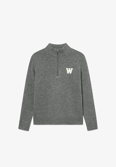 Šedý pletený pulover s vysokým golierom a štvrť-zipsom, so bielym logom "W" na ľavej hrudi a rebrovanými manžetami.
