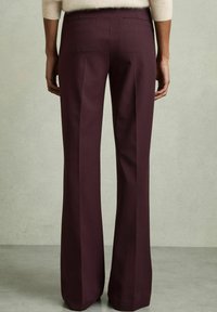 Reiss REGULAR FIT - CLAUDE FLARED  - Hlače - burgundy