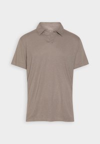 Brun polo-shirt med korte ærmer, spidst krave og let tekstureret stof. Enkel design med afslappet pasform uden synlige mønstre.
