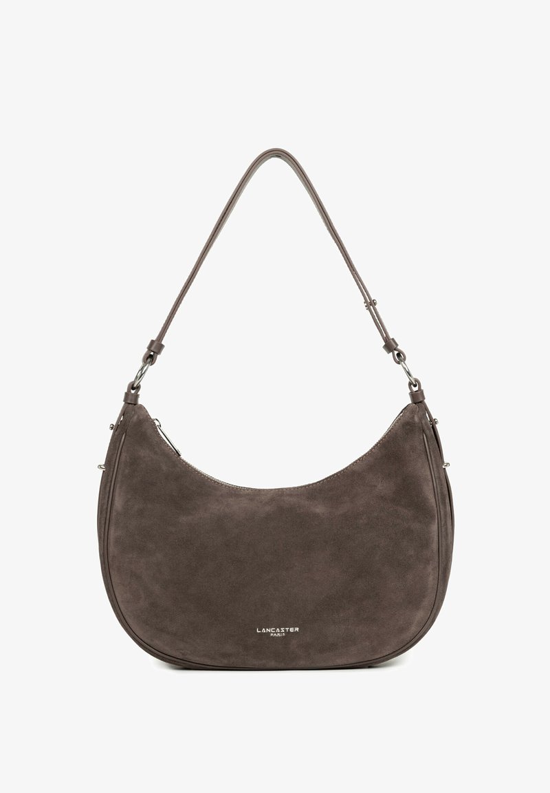 Sac à épaule Lancaster en daim marron de forme croissant avec une bandoulière réglable, orné d'un petit logo embossé en bas au centre.