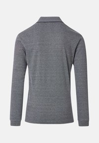 Pitkähihaista polo-paitaa harmaassa kankaassa, jossa on klassinen kaulus, jossa on kontrastivärinen laivastonsininen reunus ja ribbauskangasta hihansuissa.
