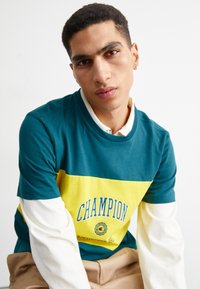 Champion Rochester BOOKSTORE CREWNECK - Tričko s potlačou - dunkelgrün