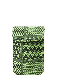 Bolsa de mano verde y negra con un patrón geométrico, que presenta una solapa plegable y costuras en contraste. Hecha de material textil texturizado.