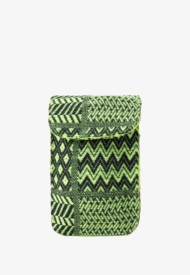 Bolsa de mano verde y negra con un patrón geométrico, que presenta una solapa plegable y costuras en contraste. Hecha de material textil texturizado.