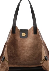 Borsa in suede marrone con manici e dettagli in pelle nera. L'interno presenta una texture liscia, un bottone a scatto dorato e accessori per attacchi.