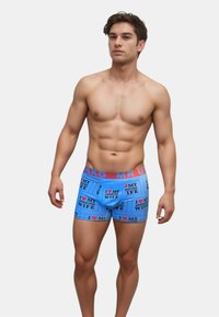 Blå boxershorts med ett rött elastiskt midjeband, som har upprepade textmönster i svart med texten "JAG ÄLSKAR MIN UNDERBARA FRU."