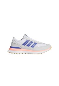 Chaussure de course blanche et grise avec des rayures bleues, détail de la semelle intermédiaire rose, lacets blancs et semelle extérieure en caoutchouc texturé, vue de côté.
