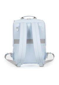 Zaino azzurro chiaro con una finitura liscia e lucida, spallacci grigi regolabili e una maniglia superiore. Presenta una tasca con zip sul retro.