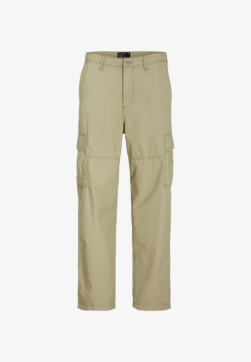 Pantaloni cargo beige con bottone e zip frontali, passanti per cintura e tasche con pattina su ciascuna coscia.